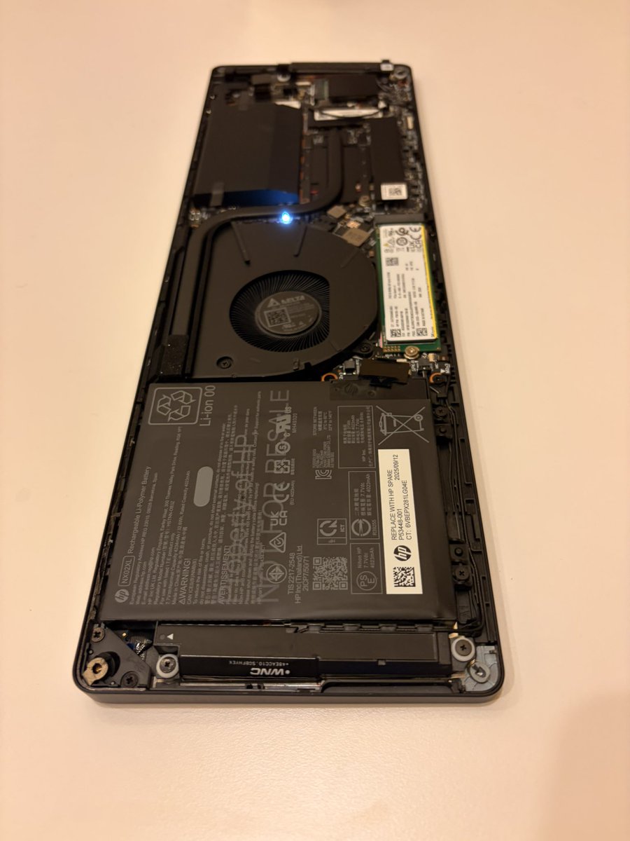 Vale!! HP ha sacado un PC dentro de un Teclado 👀

¡El futuro es solo un teclado + Monitor! HP presenta el EliteBoard G1a, una PC completa con IA integrada dentro de un teclado de solo 12mm. Con chips AMD Ryzen AI (50 TOPS), Gráfica integrada Radeon 800M, es potente, reparable y