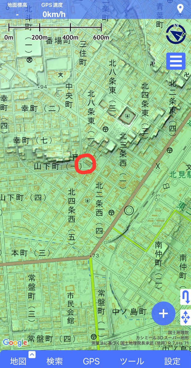 北見の街並みはなかなか良い。
河川地形に街がつくられているから坂道が分かりやすくあるし。

個人的に好きなのは、別角度のグリッド街区が接合する際の帳尻合わせで生まれた都市のすきま。
ちょうど地形の際なのもポイントが高い。
