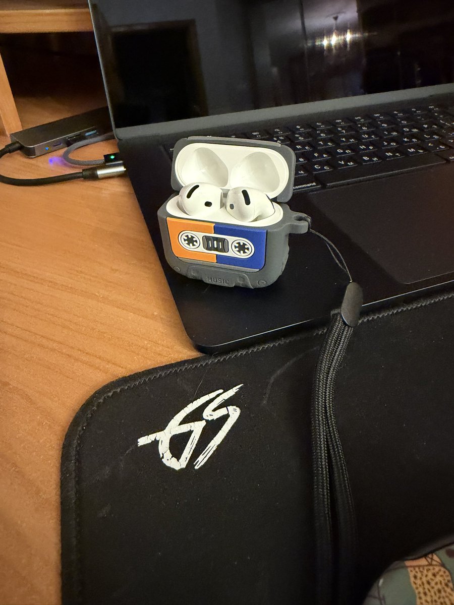 Смотрите, какой разъебный чехол я купил для айрподсов🔥