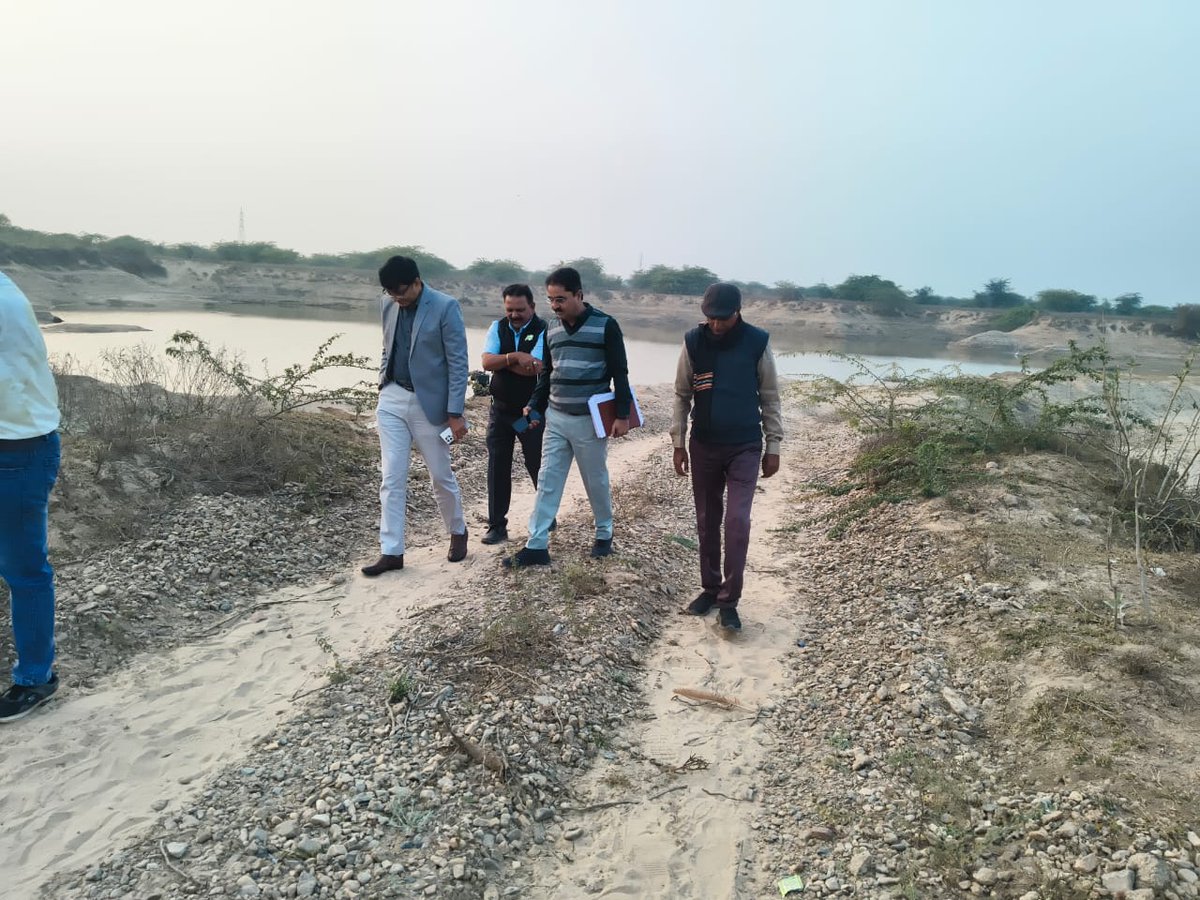 આજ રોજ પાટણ તાલુકાના રૂની ગામની મુલાકાત લીધી.વિવિધ વ્યક્તિલક્ષી અને સામુહિક યોજનાઓ ના કામોની સમીક્ષા કરી,SBM ગ્રામીણ અંતર્ગત ઘેર ઘેરથી કચરો કલેક્ટ કરી કચરાના વિભાજન માટે બનાવેલ સેગ્રીગેશન શેડ અને સામુહિક કંપોસ્ટ પીટ ની સ્થળ મુલાકાત કરી તેને કાર્યરત કરવા ગ્રામ પંચાયતને સૂચના આપી.