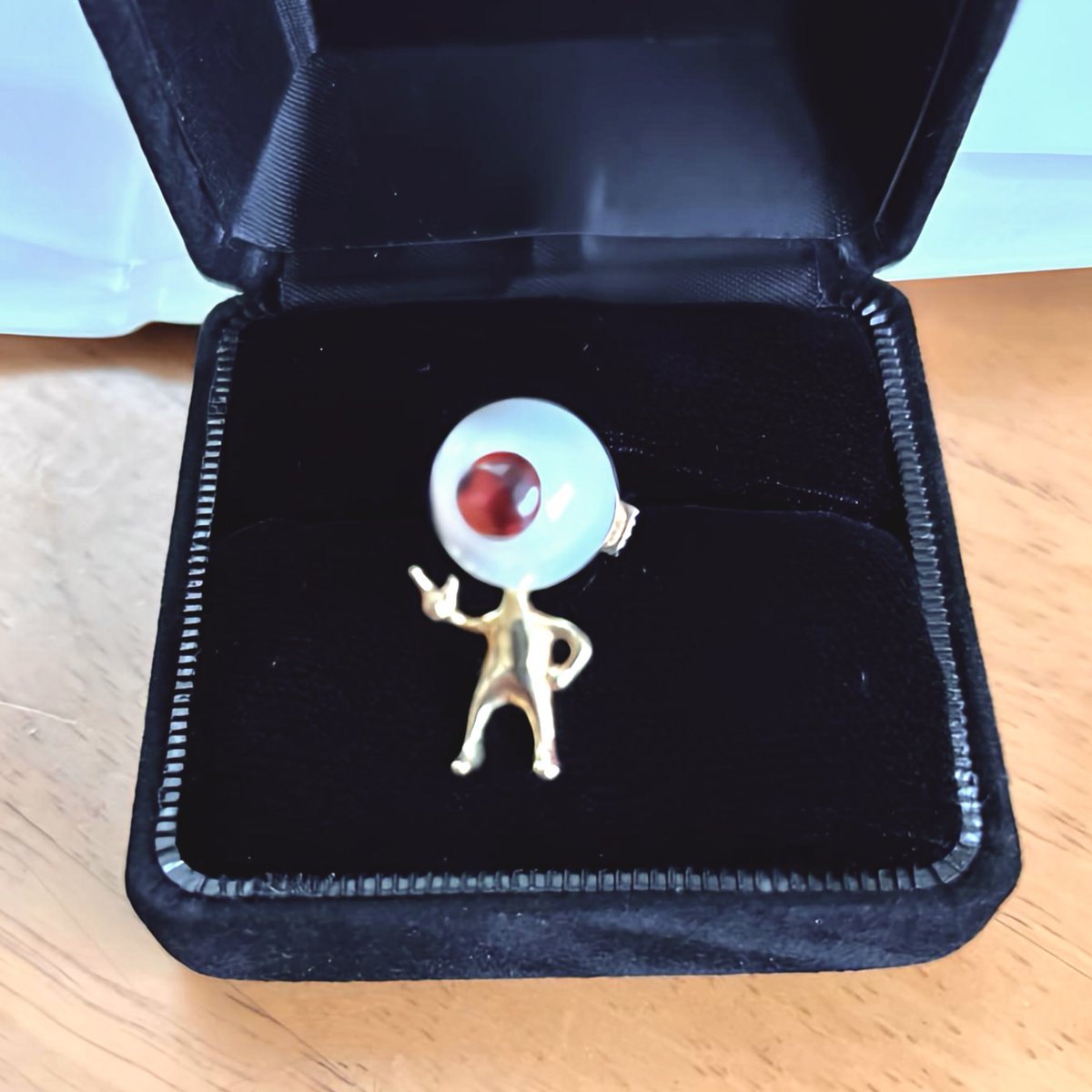 メルカリで見つけてしまった1月の誕生石ガーネットのピンブローチ。目玉おゃ…じゃない、日本で有名なとある妖怪のご尊父様の面影が偲ばれる逸品。白目の部分は南洋パール、瞳の部分がガーネット。お椀のブローチも探したくなる。
jp.mercari.com/item/m56346075…