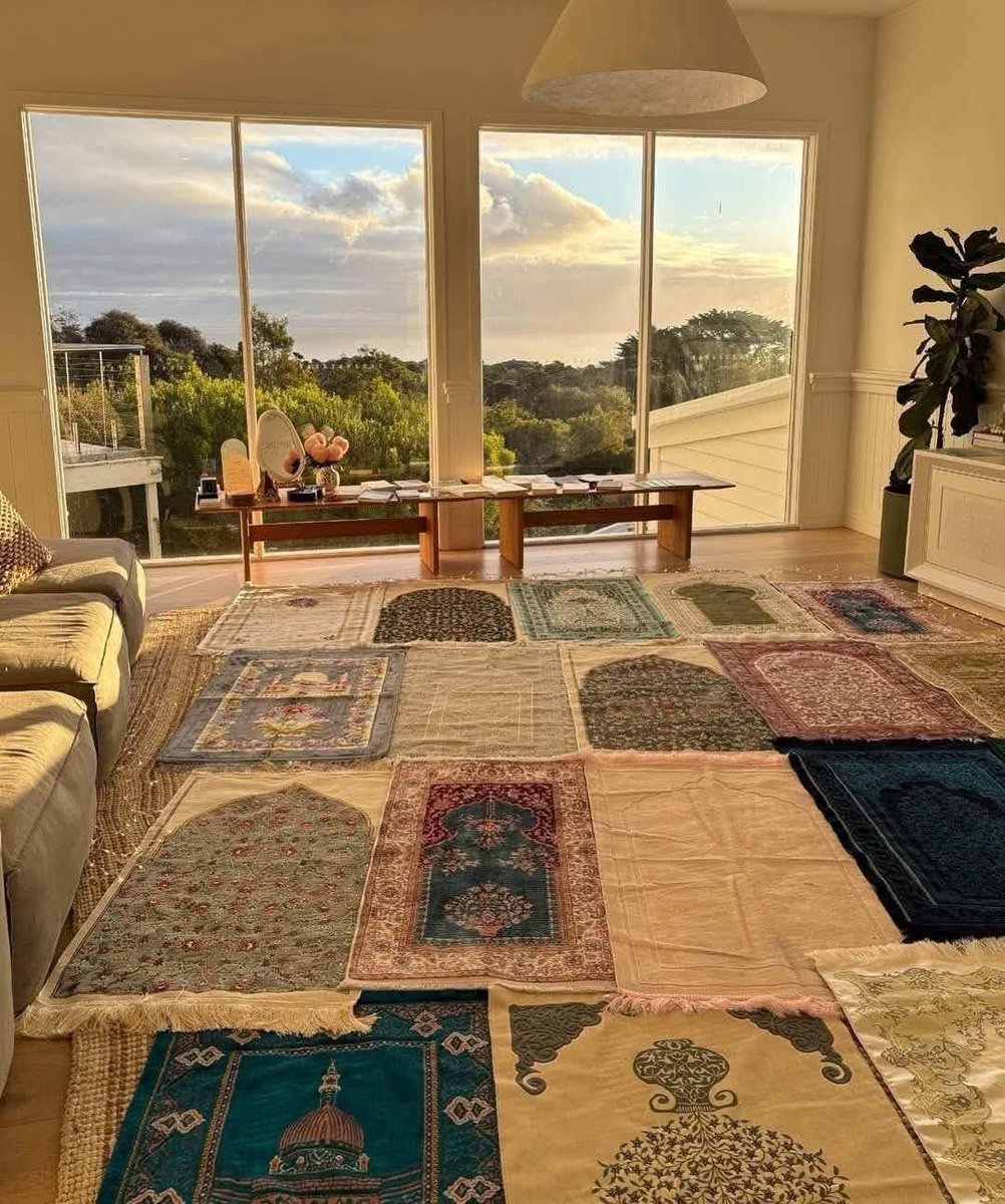 السَّجادات عَلى الأرضِ مَنظَرٌ آسر