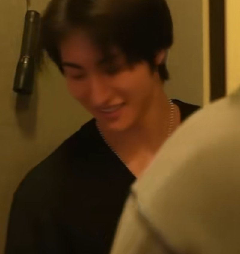 soupndomplings_'s tweet image. Someone pointed out that they're wearing the same necklace. ... And the ring on hj's finger .....