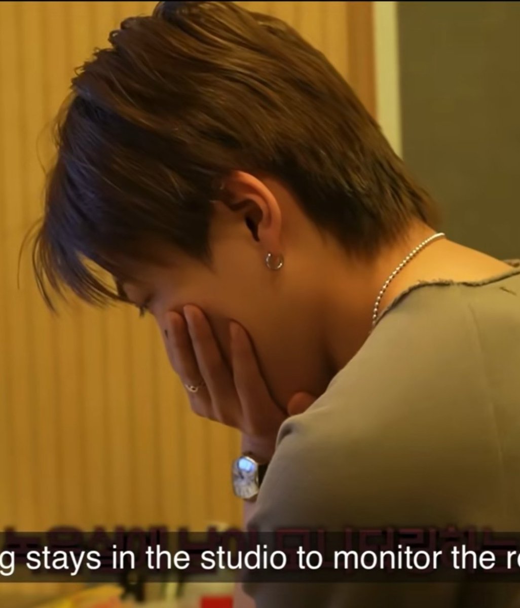 soupndomplings_'s tweet image. Someone pointed out that they're wearing the same necklace. ... And the ring on hj's finger .....