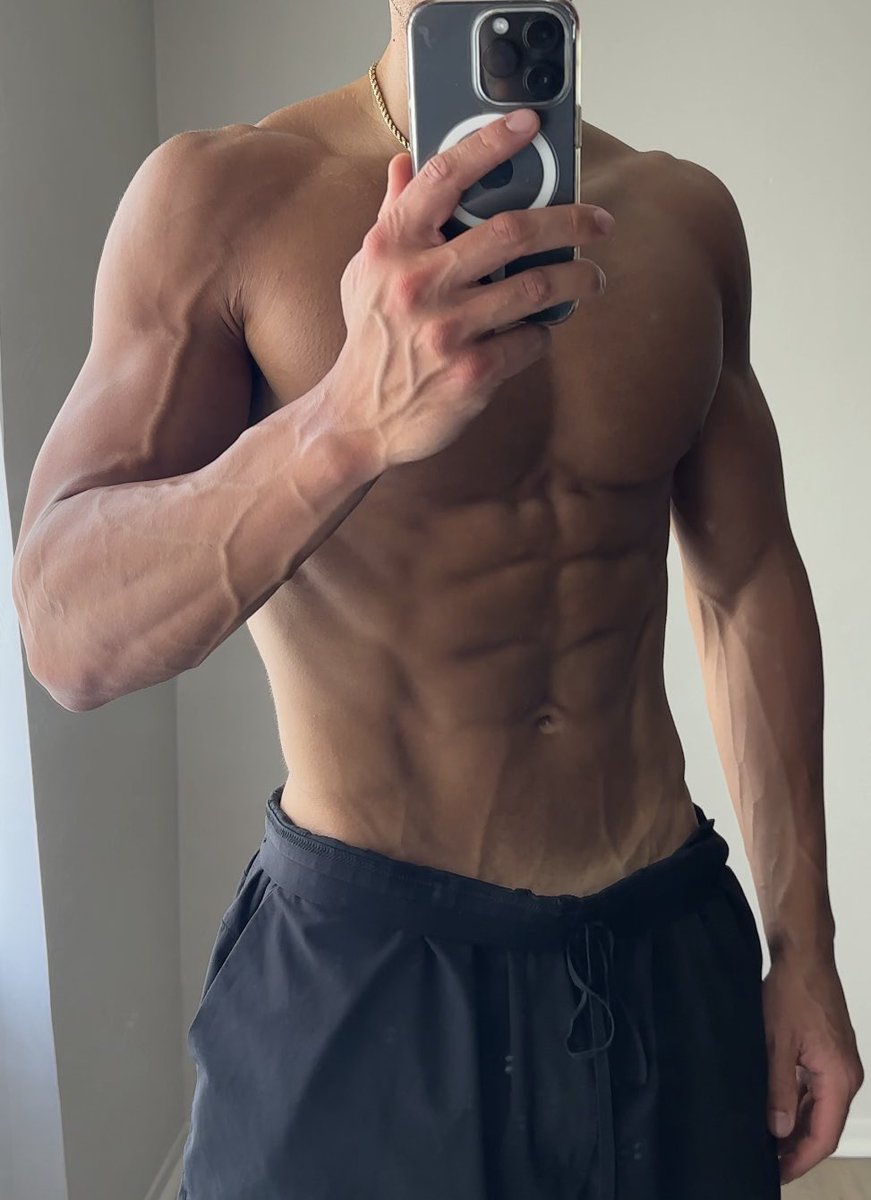 nolimit_luke_'s tweet image. Picture 1: lifting heavy

Picture 2: lifting heavy + cardio

Picture 3: lifting heavy + cardio + eating properly

They all matter if you want to improve your physique

Even if improving your physique isn’t the goal, cardio is phenomenal for overall health and longevity