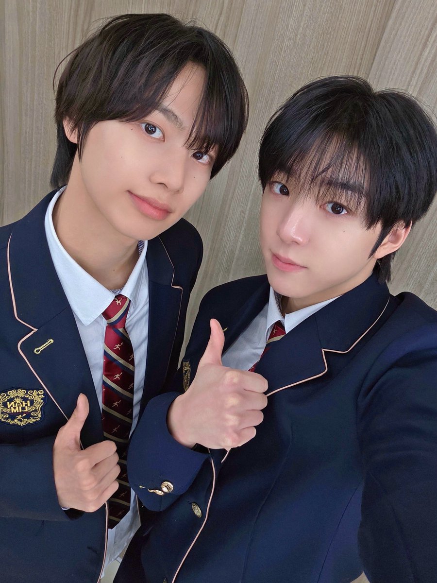 [🌠] #백준혁_DID
성현이 형 졸업 축하해! 형이 벌써 성인이라니 믿기지가 않는다. 2025년 정말 고생 많았고 고마운 것도 정말 많았어. 2026년 20대의 시작을 응원할게! 이제 학교 등하교할 때 나랑 세민이만 있다는 게 너무 어색하다. 졸업 축하해, 성현이 형!

#IDID #아이딧 #BAEKJUNHYUK #백준혁