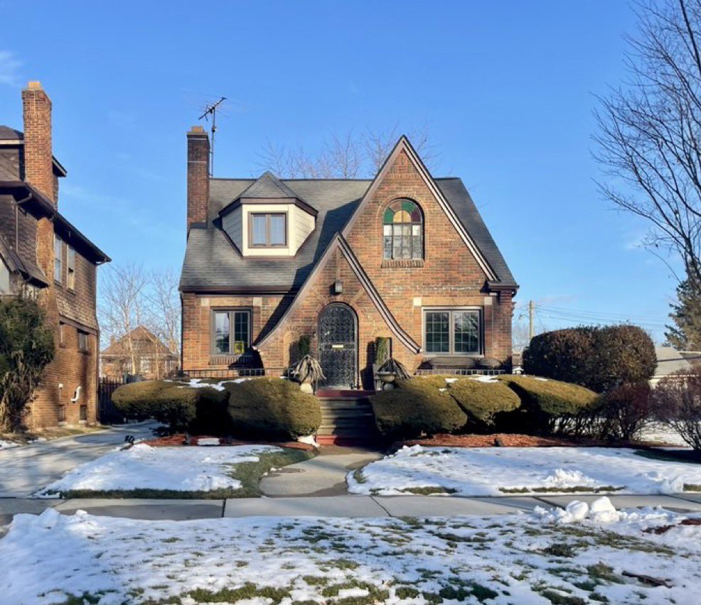 ronrule's tweet image. It is possible to build small houses that are affordable, attractive, and don’t ruin the charm of New Hampshire’s small towns.

We just don’t.

What would it take to bring developers back to designs like these?