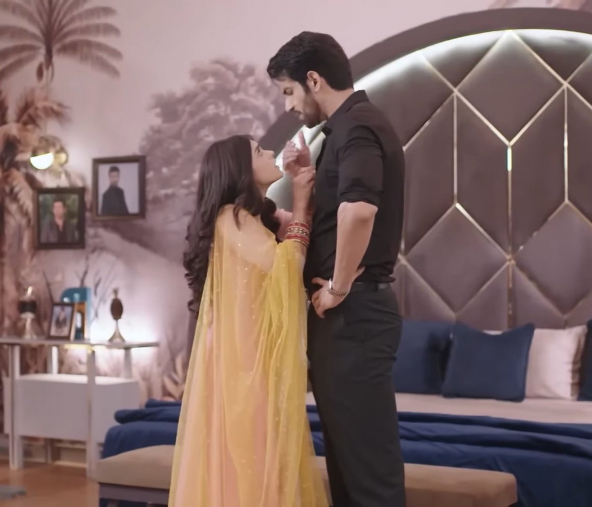 Its their actual height difference without any patla.
She is so tiny in front of him😭
#Prashiv 
#NamikPaul 
#PranaliRathod