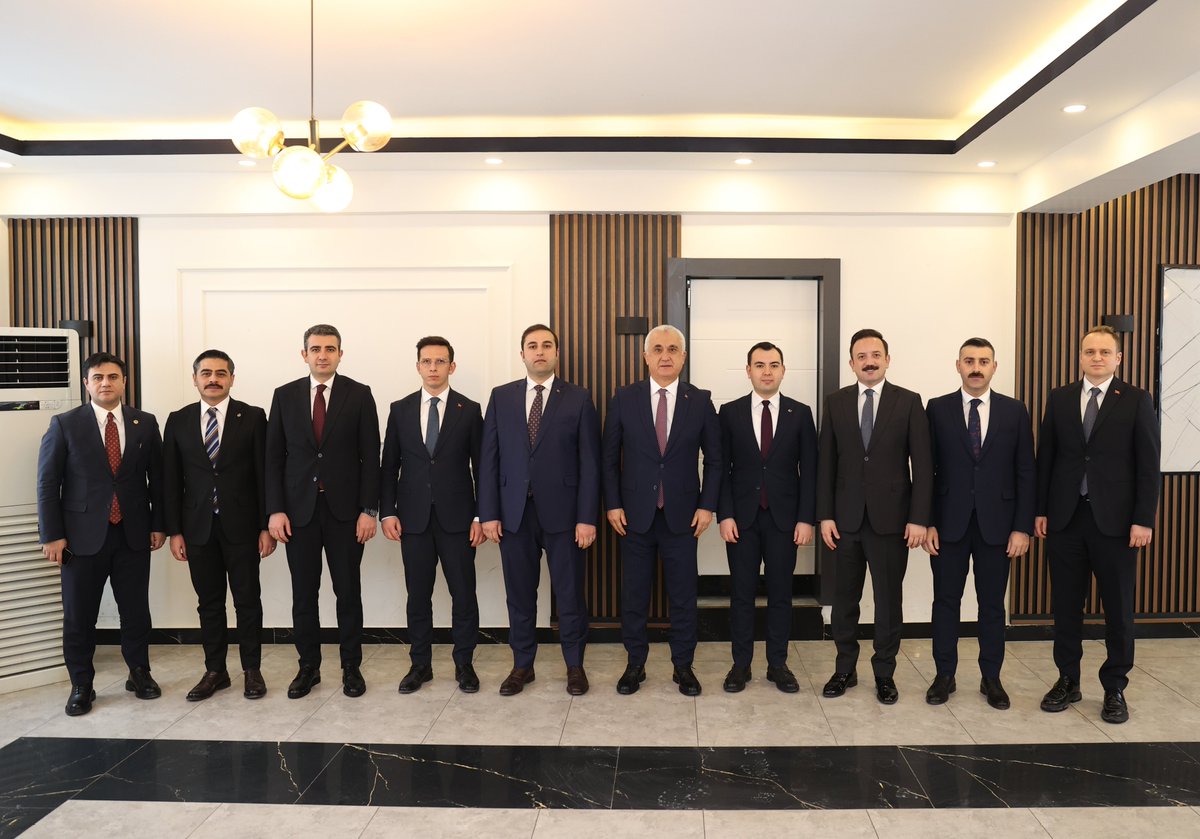 TCMusValiligi's tweet photo. Valimiz Sayın @Valiavnicakir, "10 Ocak İdareciler Günü" dolayısıyla Vali Yardımcılarımız ve Kaymakamlarımızla yemek programında bir araya geldi.

Programda idarecilerimizin gününü tebrik eden Sayın Valimiz, özverili çalışmalarından dolayı teşekkür ederek görevlerinde başarılar diledi.#Muş

📍Jandarma Sosyal Tesisleri