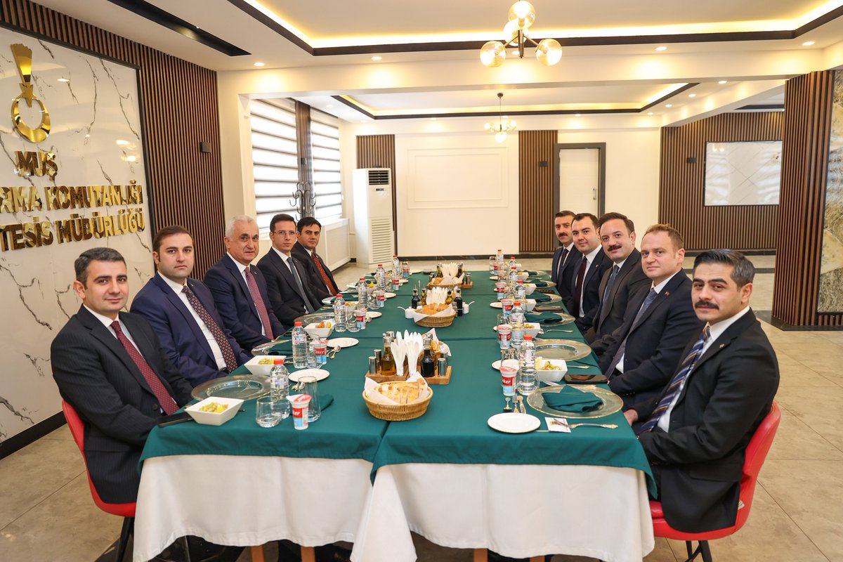 Valimiz Sayın <a href="/Valiavnicakir/">Avni Çakır</a>, "10 Ocak İdareciler Günü" dolayısıyla Vali Yardımcılarımız ve Kaymakamlarımızla yemek programında bir araya geldi.

Programda idarecilerimizin gününü tebrik eden Sayın Valimiz, özverili çalışmalarından dolayı teşekkür ederek görevlerinde başarılar