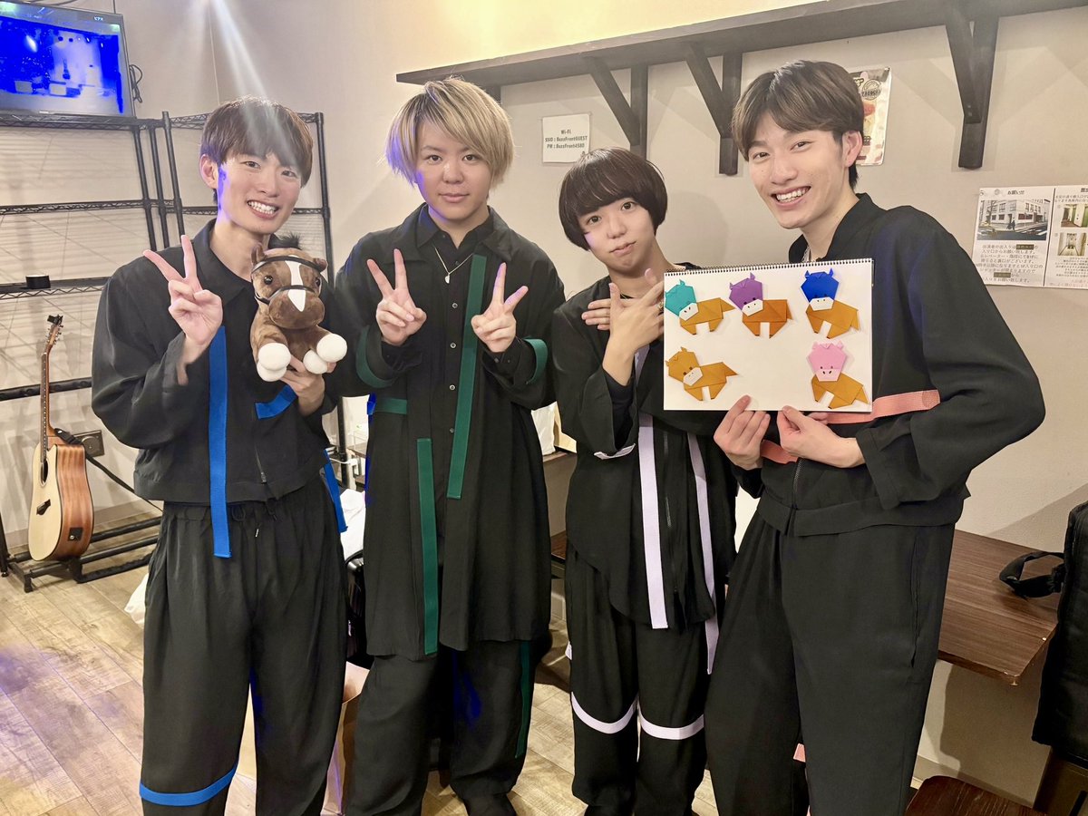 hamadan_11's tweet photo. 2026.01.08
Buzz Front ライブ

本日は横浜にあるライブハウス、Buzz Frontさんの3周年対バンライブに出演させていただきました！
ご来場の皆様、ありがとうございます☺️
今年一発目のライブ、楽しんでいただけたでしょうか？
次回のライブは、1/17(土)にとつかストリートライブです！ https://t.co/GyE6WGhnnC