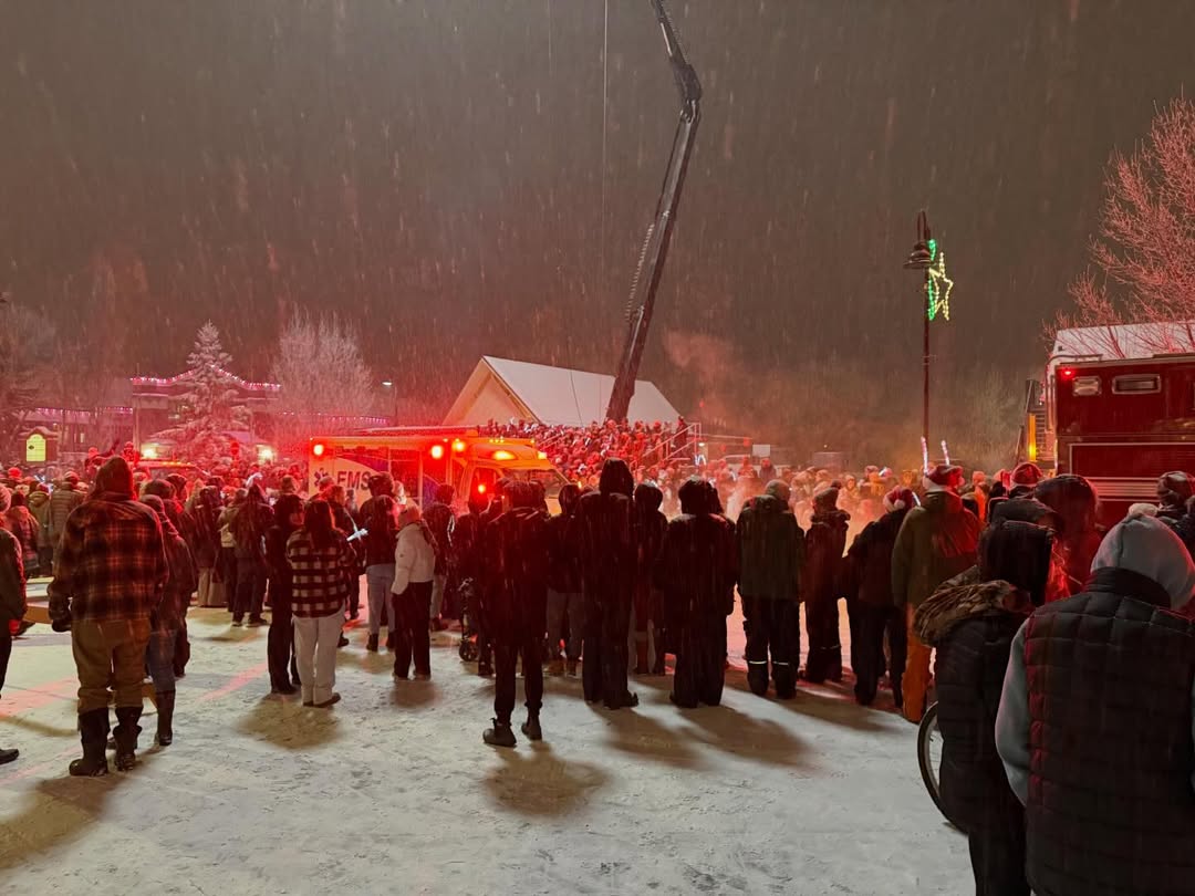 GuardingStarsPR's tweet image. 📸 Behind-The-Scenes  | The Bodyguard

Filming locations and preparations during the High River Santa Claus Parade for The Bodyguard!

Source: @/422colewatkins via Instagram (Date Posted: 06.12.2025)

(2/4)