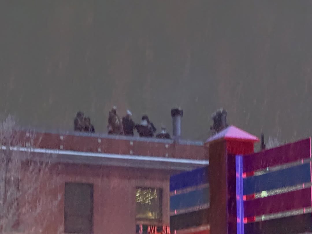 GuardingStarsPR's tweet image. 📸 Behind-The-Scenes  | The Bodyguard

Filming locations and preparations during the High River Santa Claus Parade for The Bodyguard!

Source: @/422colewatkins via Instagram (Date Posted: 06.12.2025)

(2/4)