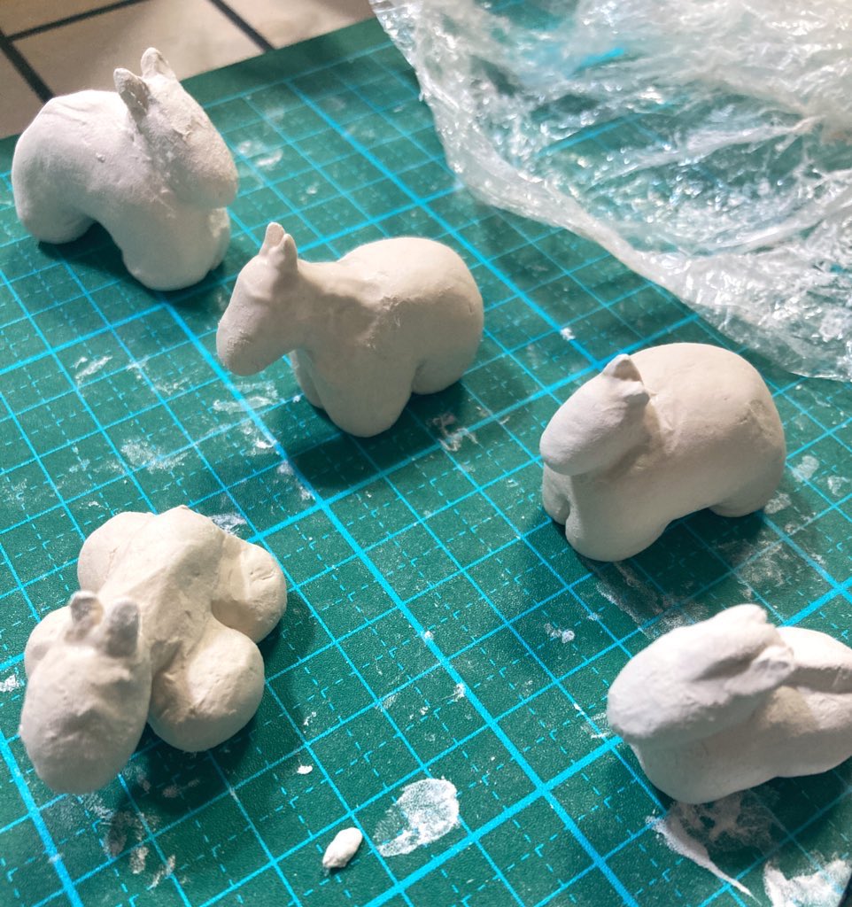 粘土で小さい馬を作ってます🐴