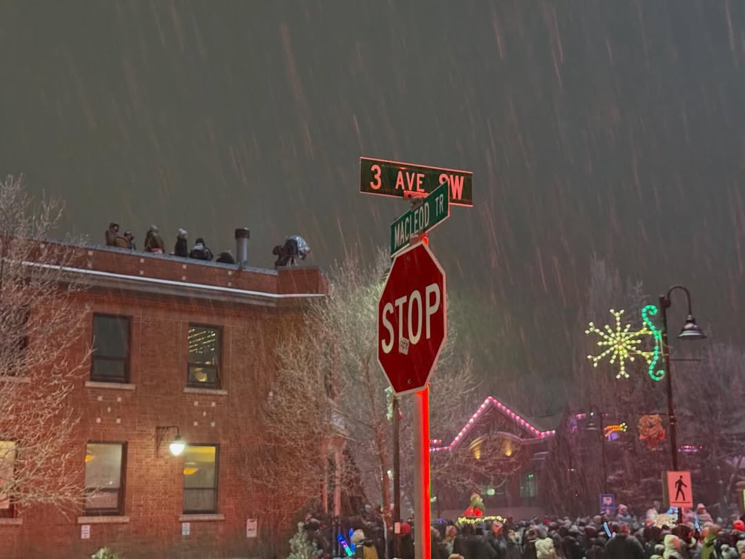 GuardingStarsPR's tweet image. 📸 Behind-The-Scenes  | The Bodyguard
Filming locations and preparations during the High River Santa Claus Parade for The Bodyguard!

Source: @/422colewatkins via Instagram (Date Posted: 06.12.2025)

(3/4)