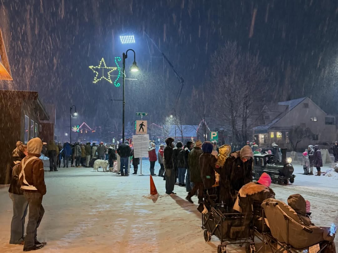 GuardingStarsPR's tweet image. 📸 Behind-The-Scenes  | The Bodyguard
Filming locations and preparations during the High River Santa Claus Parade for The Bodyguard!

Source: @/422colewatkins via Instagram (Date Posted: 06.12.2025)

(3/4)
