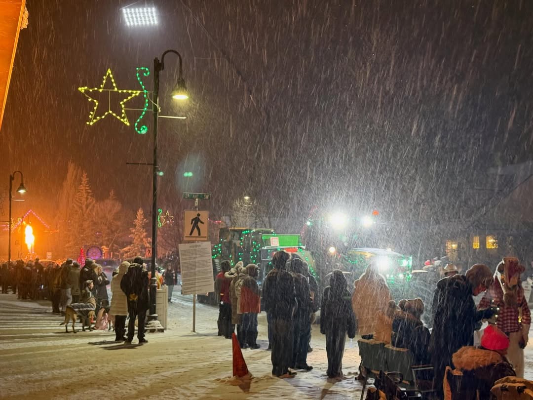 GuardingStarsPR's tweet image. 📸 Behind-The-Scenes  | The Bodyguard
Filming locations and preparations during the High River Santa Claus Parade for The Bodyguard!

Source: @/422colewatkins via Instagram (Date Posted: 06.12.2025)

(3/4)