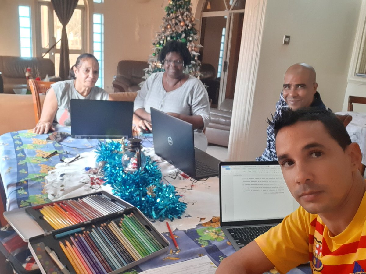 El trabajo en equipo consolida las estrategias y respalda la interdisciplinariedad en el colectivo.Los docentes asegurando el aprendizaje de mano de la ciencia.Responsabilidad ante todo.#CubaCooperaGambia #CubaPorLaSalud