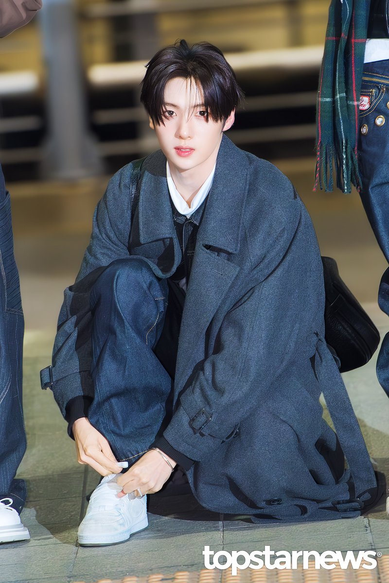 TSN_PHOTO's tweet image. [HD포토] 투어스 영재, ‘신발끈을 묶었을 뿐인데’…‘청춘 드라마의 남주가 되어버렸다’ (인천공항 출국) #골든디스크어워즈 #인천공항 #출국 #입국 #프리뷰 #투어스 #영재 topstarnews.net/news/articleVi… &amp;lt;- Original Photo