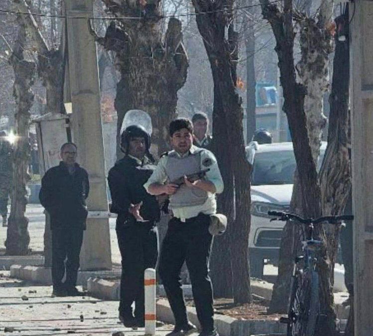 Diese Täter dürfen nicht davonkommen.
Sie müssen vor Gericht gestellt werden.
Wer Namen, Infos oder Beweise hat: bitte per PM melden. #Iran 
شناسایی کنید لطفا