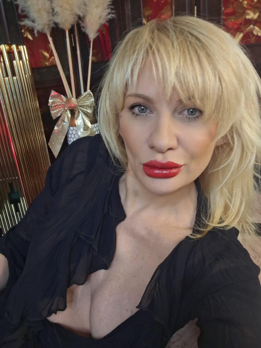 natashaivacenko's tweet photo. Caught in a daydream, but I wouldn't mind a distraction. 😉💭 https://t.co/7BTJSrhS9O