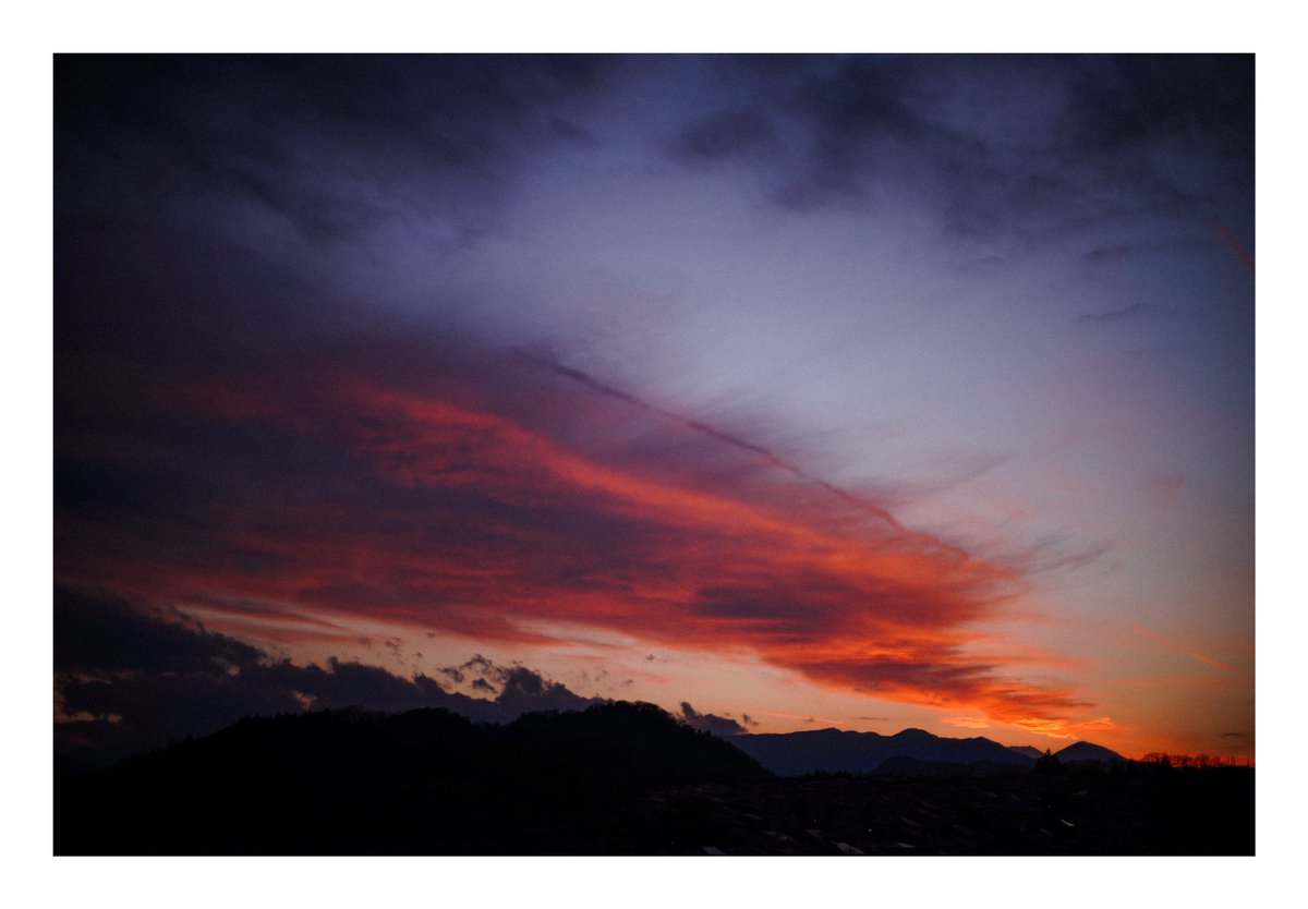 冷たい風が物憂げな夕空を渡っていく。