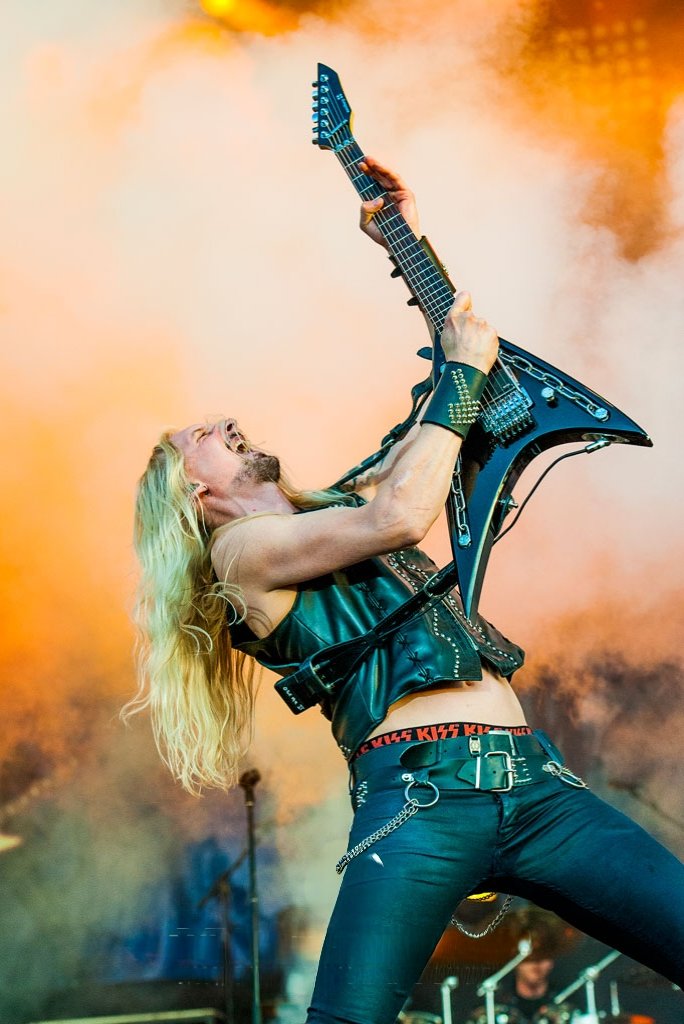 HeavyHardMusic's tweet photo. Oscar Dronjak
The flame of metal will never die as long as Oscar is on stage.
#HammerFall #HammerHigh https://t.co/pQxBKVEkbR
