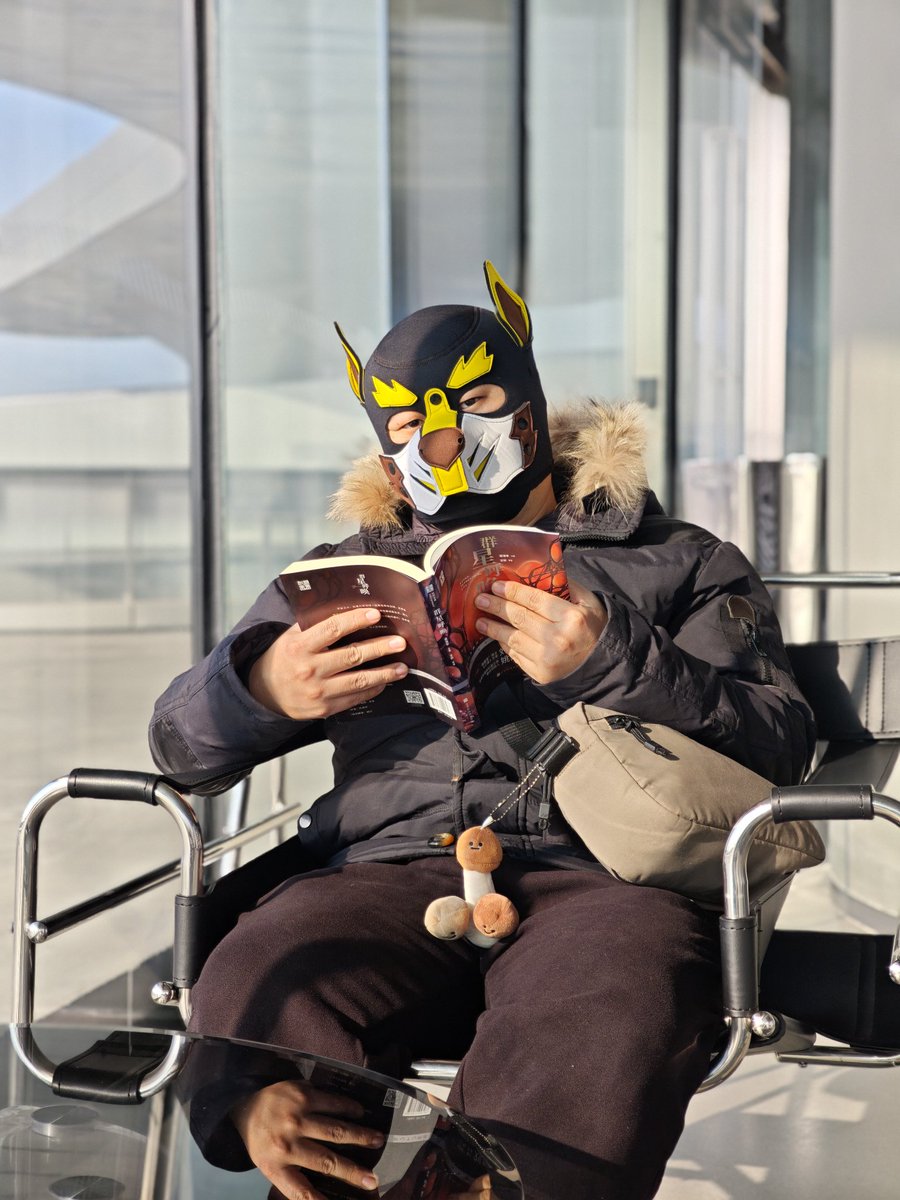 被现场抓包了——一只在图书馆偷摸看小黄文，然后“小香菇”就不自觉立起来的小狗