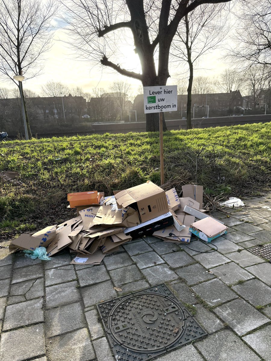 Soms werkt het goed soms wat minder goed! #verzamelplek #kerstbomen #020Noord