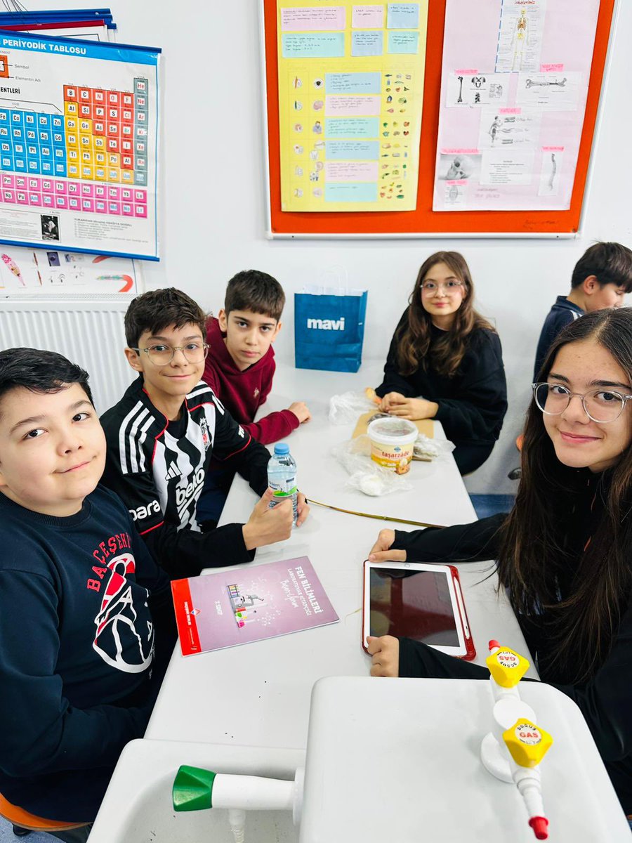 BahcesehirSivas's tweet photo. 7. sınıf öğrencilerimizle “Master Junior” kapsamında kompostlarımızı hazırladık. Kompost; evsel atıklardan oluşan organik bir gübredir. İçerisinde meyve kabukları, yapraklar, çay posası ve yumurta kabukları gibi malzemeler bulunmaktadır. https://t.co/oH7q808nY7