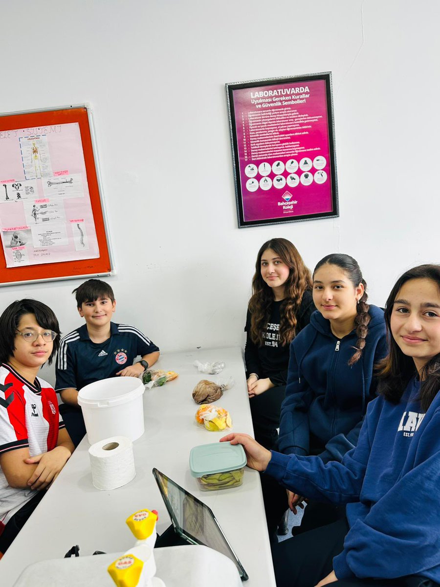 BahcesehirSivas's tweet photo. 7. sınıf öğrencilerimizle “Master Junior” kapsamında kompostlarımızı hazırladık. Kompost; evsel atıklardan oluşan organik bir gübredir. İçerisinde meyve kabukları, yapraklar, çay posası ve yumurta kabukları gibi malzemeler bulunmaktadır. https://t.co/oH7q808nY7