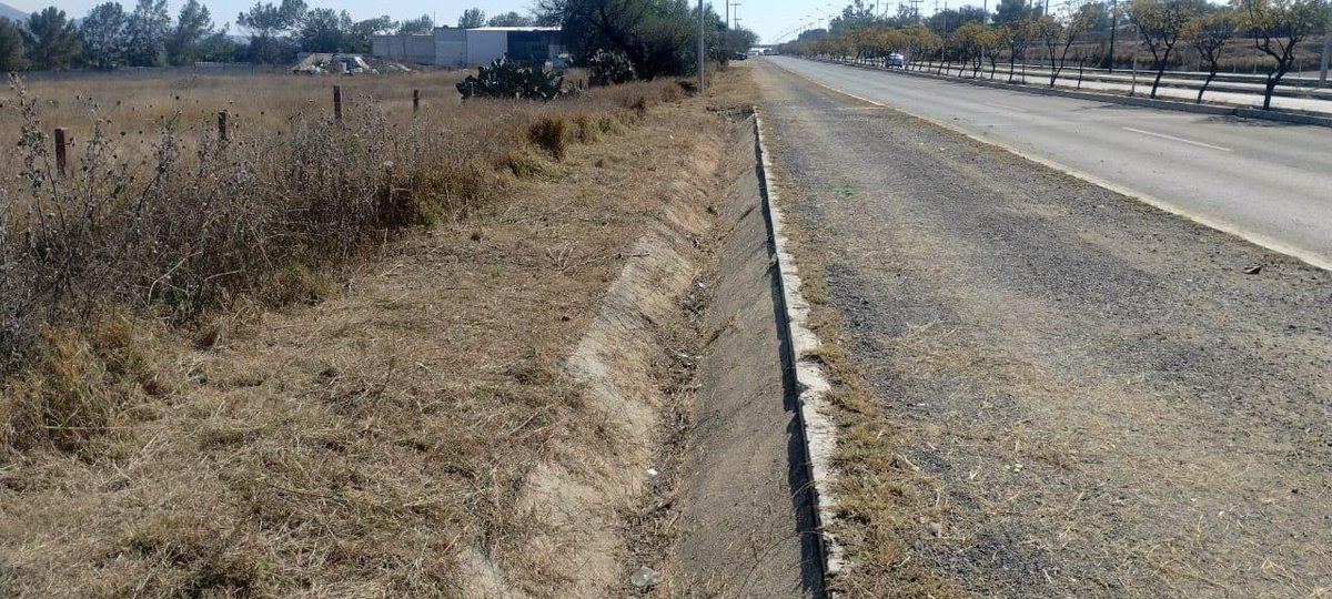 CEI_Qro's tweet photo. Estamos presentes en todo el estado. Sobre la Carretera Estatal 110, Ajuchitlán - Colón, el personal de Conservación realizar labores de limpieza y deshierbe. Porque una vía que se cuida, es una vía más segura. 

En la CEI_Qro, estamos #Contigo https://t.co/II30UdoUHe