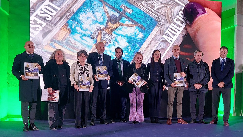 Presentada la colección 2026 de las <a href="/HolyCards_/">HolyCards</a> #Sevilla con 684 nuevos cromos
El álbum cuenta con una página por hermandad y se estrenan secciones, como las estampas de ‘azulejos’ y las de ‘retablos cerámicos’
+info >> acortar.link/BH0FcF 
#SevillaHoy #SemanaSanta