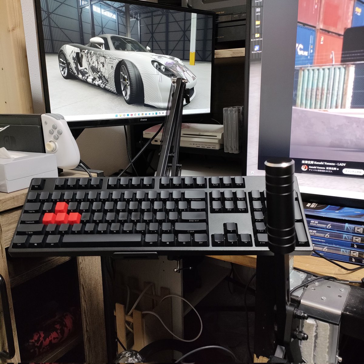 キーボード置場が無くて困っていたんだが。。。
タブレット用のアームスタンドで（空中に）場所を確保w