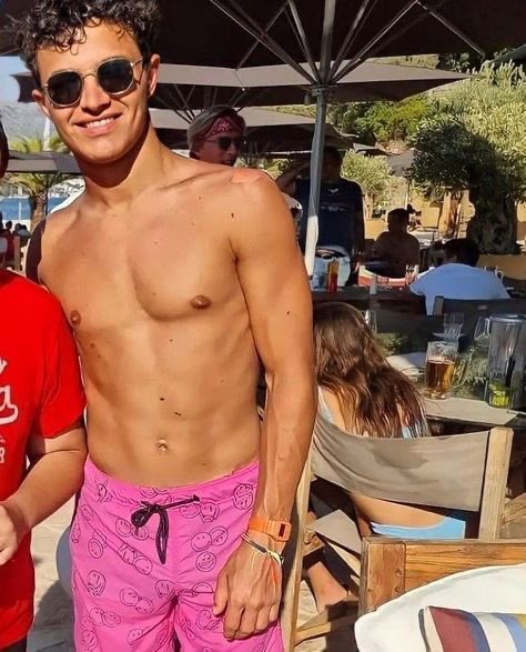 F1CH4TTER's tweet image. do you know how many times i’ve seen this picture and i’ve never noticed his shoulder is burnt…