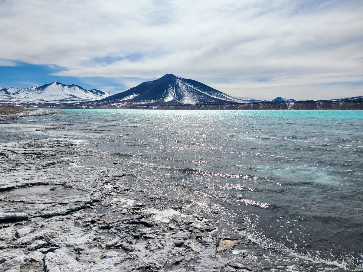 No es la Patagonia, es el Altiplano.
La laguna Verde (4350 msnm) está amenazada por la extracción de litio. Se ubica cercana al volcán Nevado Ojos del Salado, el volcán activo más alto del mundo (6893 msnm). 
Quedarán los recuerdos de los afortunados que pudieron conocerla.