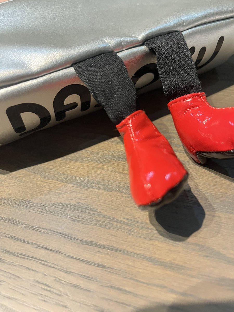 soramarutao's tweet photo. ぴょこんと出ている足が可愛いDASOKU。
Pen case with legs(足が生えてるペンケース)。
この足がいい仕事してくれて、スマホも置けるし手帳も飾れるぞー

Bacha coffeeのスクエアスタンプ。
またやってみました。
上手く抜けないんだけどね💦

#dasoku
#バチャコーヒー
#bachacoffee 
#スクエアパンチ https://t.co/puJBMfGFwL