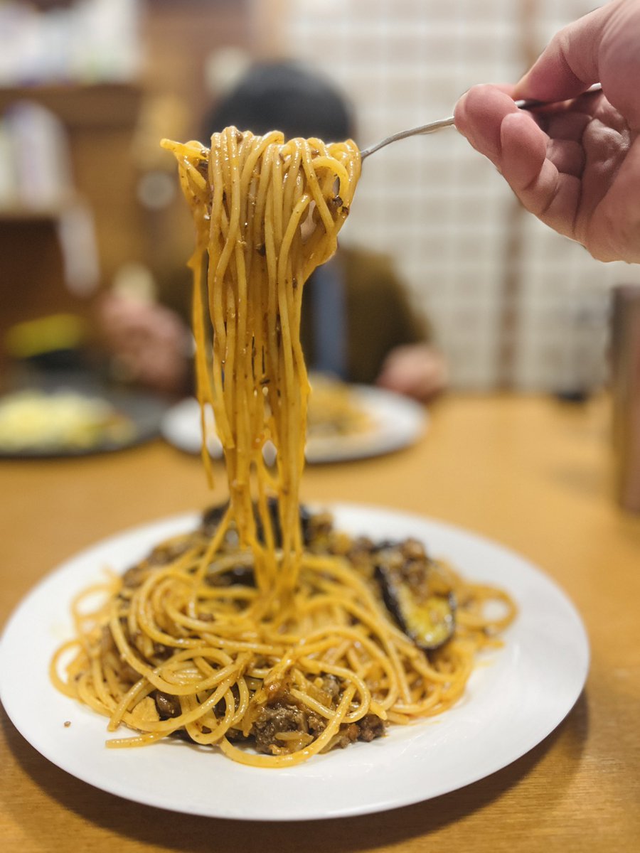 _theLSM's tweet image. パスタ料理は他に類を見ない自由な発想と数式に当てはまらない柔軟性と脳内を活性化させる程の創造力を高める料理だと思います。唯一の難点は2人前以上の大盛りパスタは極めて難易度が高めですしちゃんと太る可能性も持ち合わせています。余談ですが夏のナスより冬のナスの方が好きです🍆