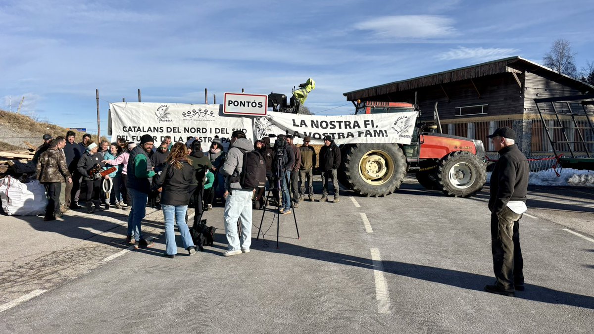 Al tall de Coll d’Ares, amb pagesos catalans del Ripollès i del Vallespir agermanats en la defensa del futur de la pagesia, que és el futur de tots. NO al text actual del #Mercosur i NO a la reducció d’ajuts de la #PAC!