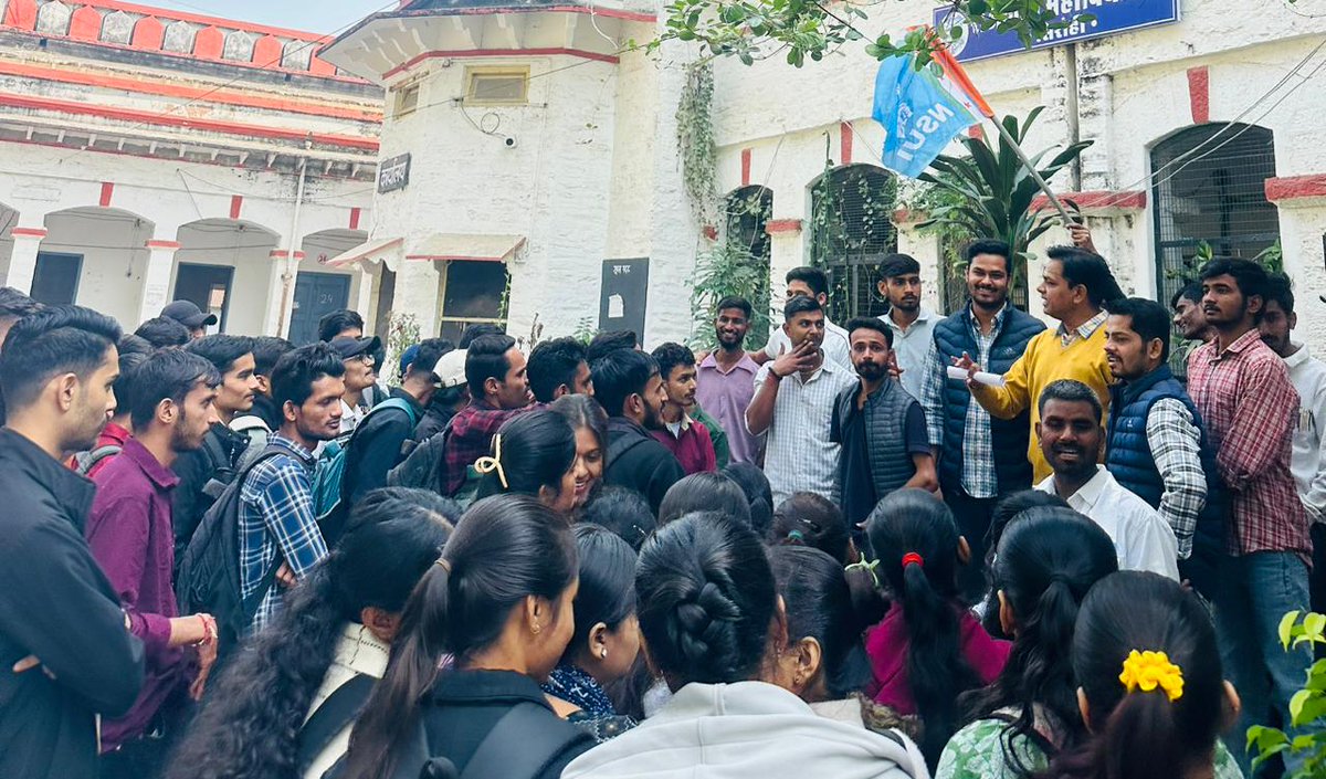Sirohikiaawaz's tweet photo. #Sirohi विज्ञान संकाय रिजल्ट पर बवाल, NSUI का कॉलेज घेराव,
सिरोही. विज्ञान संकाय के परिणामों में भारी अनियमितता को लेकर NSUI कार्यकर्ताओं ने ��हाविद्यालय का घेराव कर जोरदार प्रदर्शन किया, छात्रों ने आरोप लगाया कि एक ही विषय में 80 प्रतिशत विद्यार्थियों को फेल किया गया है, जो छात्रों के भविष्य से खिलवाड़ है,
आक्रोशित छात्रों ने VC मुर्दाबाद व सरकार मुर्दाबाद के नारे लगाए और परिणामों की निष्पक्ष जांच की मांग की। NSUI छात्र नेता वनेपाल सिंह देवड़ा ने कहा कि यदि समय रहते परिणामों में सुधार नहीं हुआ तो संगठन उग्र आंदोलन करेगा,
इस दौरान NSUI कार्यकर्ता पदम सिंह, चिरंजन, कृष्णपाल सिंह, लक्ष्मण कुमार, महिपाल सिंह, सुरेश कुमार, कोमल भाटी, उत्तम भाटी, निशा कुमारी, सरफराज खान, अशफाक खान, आफताब, रविंद्र देवड़ा, दामोदर, यशवंत भाटी, किशन, उत्तम देवड़ा, भानु परमार, रितु प्रजापत सहित बड़ी संख्या में छात्र मौजूद रहे।

@nsui