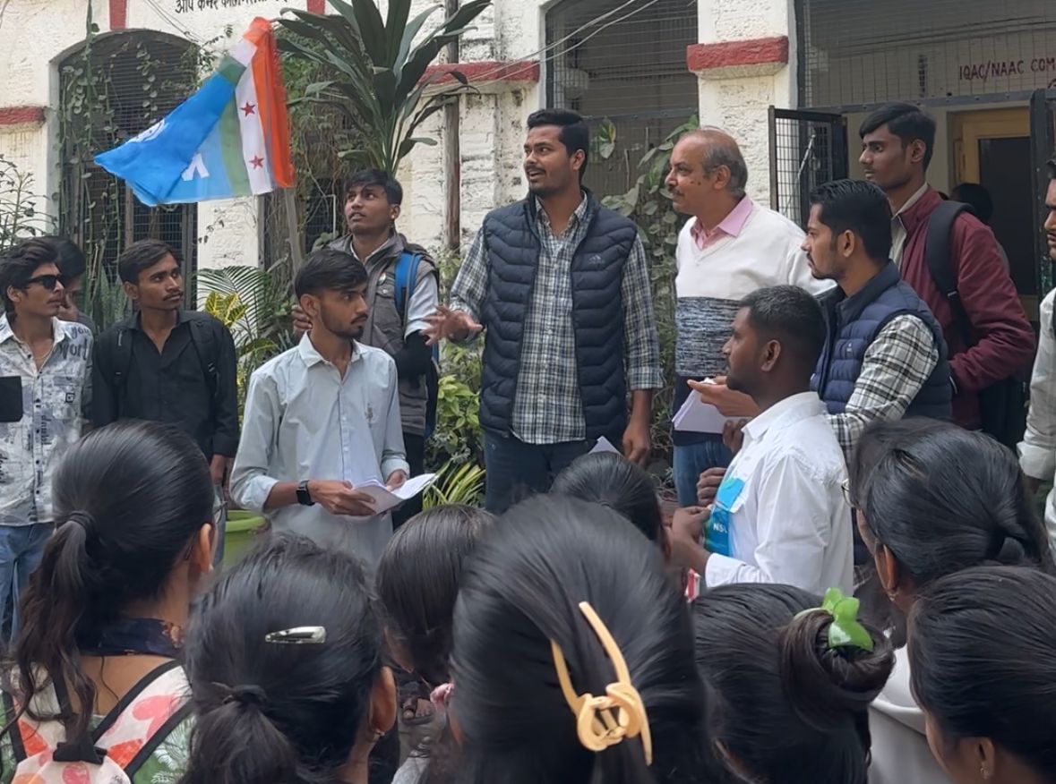 Sirohikiaawaz's tweet photo. #Sirohi विज्ञान संकाय रिजल्ट पर बवाल, NSUI का कॉलेज घेराव,
सिरोही. विज्ञान संकाय के परिणामों में भारी अनियमितता को लेकर NSUI कार्यकर्ताओं ने ��हाविद्यालय का घेराव कर जोरदार प्रदर्शन किया, छात्रों ने आरोप लगाया कि एक ही विषय में 80 प्रतिशत विद्यार्थियों को फेल किया गया है, जो छात्रों के भविष्य से खिलवाड़ है,
आक्रोशित छात्रों ने VC मुर्दाबाद व सरकार मुर्दाबाद के नारे लगाए और परिणामों की निष्पक्ष जांच की मांग की। NSUI छात्र नेता वनेपाल सिंह देवड़ा ने कहा कि यदि समय रहते परिणामों में सुधार नहीं हुआ तो संगठन उग्र आंदोलन करेगा,
इस दौरान NSUI कार्यकर्ता पदम सिंह, चिरंजन, कृष्णपाल सिंह, लक्ष्मण कुमार, महिपाल सिंह, सुरेश कुमार, कोमल भाटी, उत्तम भाटी, निशा कुमारी, सरफराज खान, अशफाक खान, आफताब, रविंद्र देवड़ा, दामोदर, यशवंत भाटी, किशन, उत्तम देवड़ा, भानु परमार, रितु प्रजापत सहित बड़ी संख्या में छात्र मौजूद रहे।

@nsui