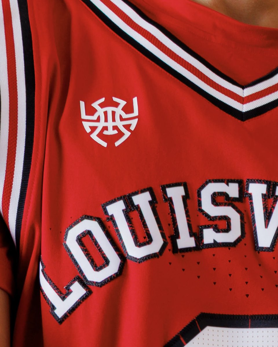 GoCards's tweet image. Coming soon to a court near you 🔥

Unveiling the Donovan Mitchell x Louisville collection!

Shop: uofl.me/3NaadLA

#GoCards x #TooNice