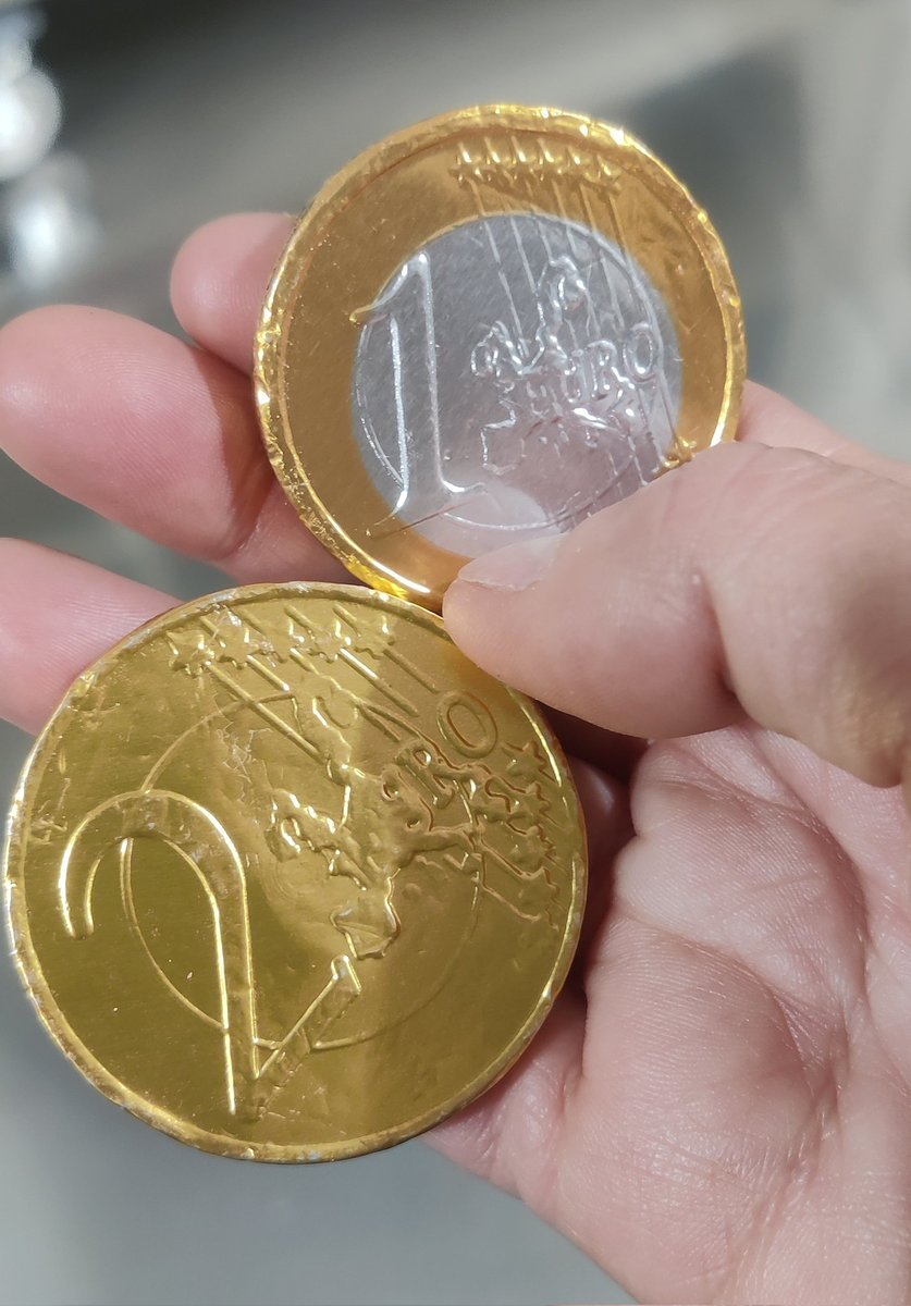 Comiendo plata porque como vivo en Europa soy millonaria.