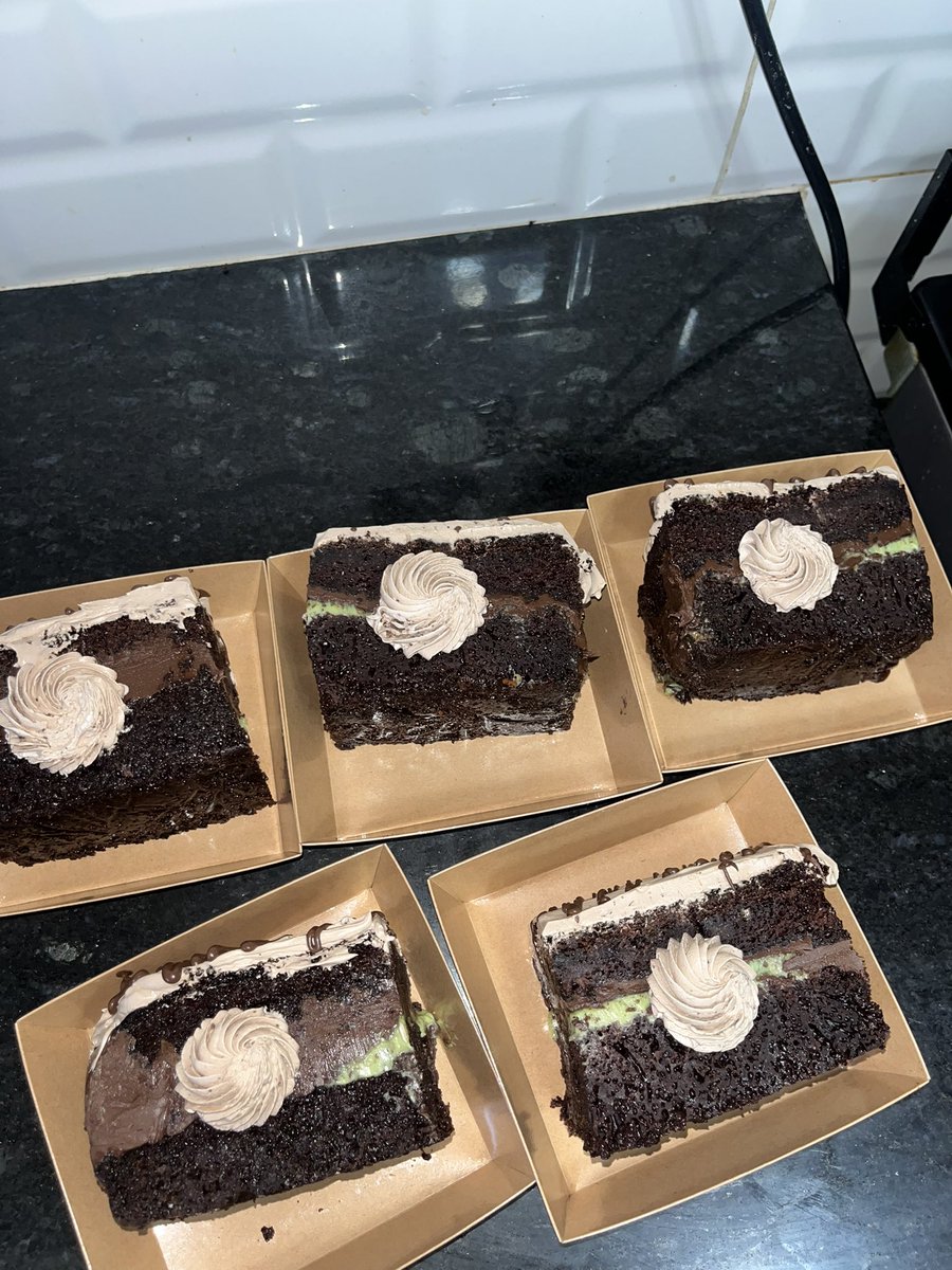 Eclairs___'s tweet image. I baked some chocolate cake with chocolate ganache and chocolate mint filling, chocolate mocha cream on top infused with hot coffee. If you love anything chocolate (yes even men) and coffee then this should be in your mouth 👄. 
As usual this was 10/10 if I do say so myself 😝.