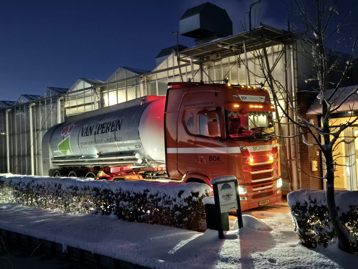 VanIperenBV's tweet image. ❄️Sommige dingen gaan ook tijdens een week met sneeuw gewoon door. Wij zijn dankbaar voor onze chauffeurs die afgelopen week tijdens het winterse weer toch op pad gingen💪

Ze leverden bijv. FreeNox om de WKK’s bij de tuinders draaiende te houden, zo kon de sneeuw van het…