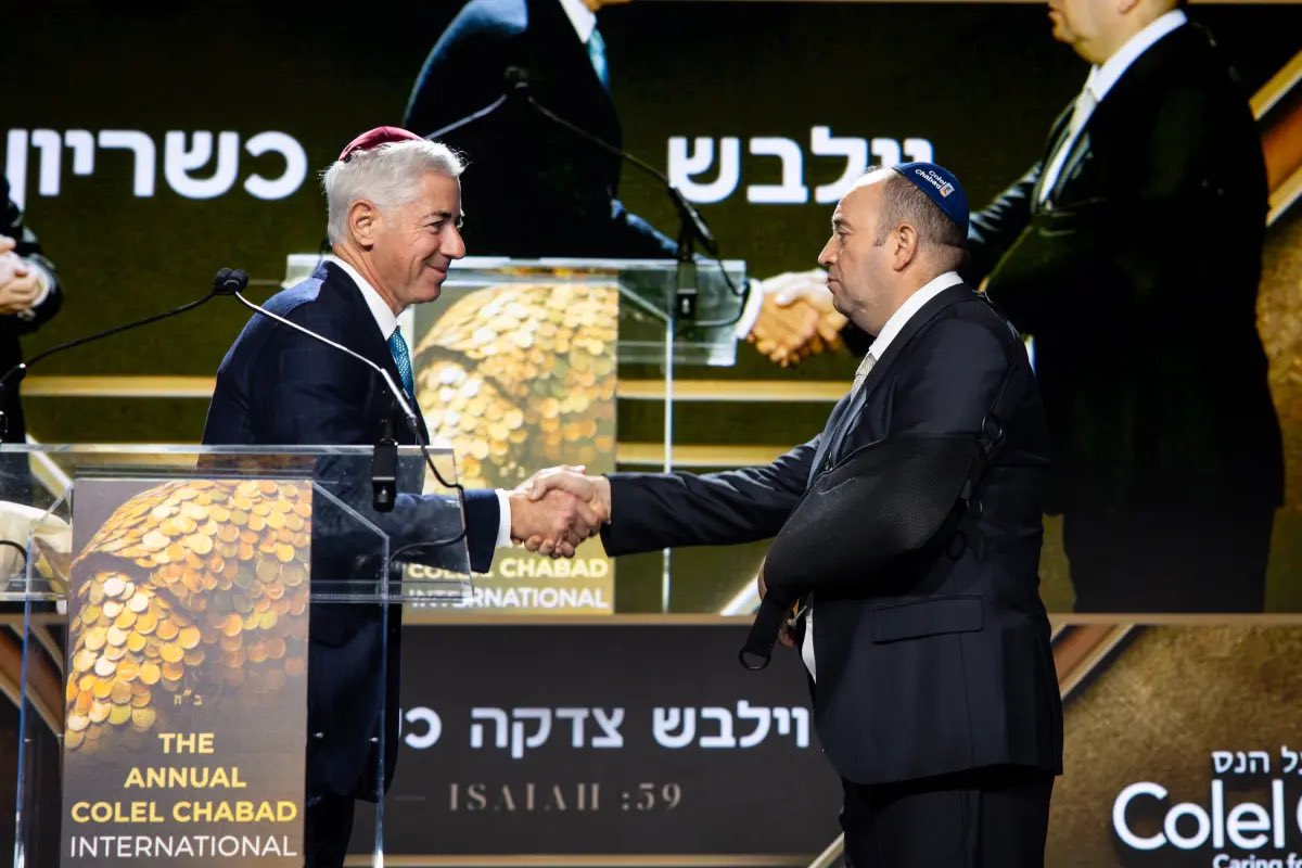 👏Bondi Beach Massacre hero Ahmed al-Ahmed was honored last night at Colel Chabad’s annual International Awards Gala. 

<a href="/BillAckman/">Bill Ackman</a> awarded Al-Ahmed with an inscribed menorah and donated $180,000 to Colel Chabad in Al-Ahmed’s honor. 

[Ackman also contributed $100,000 to a