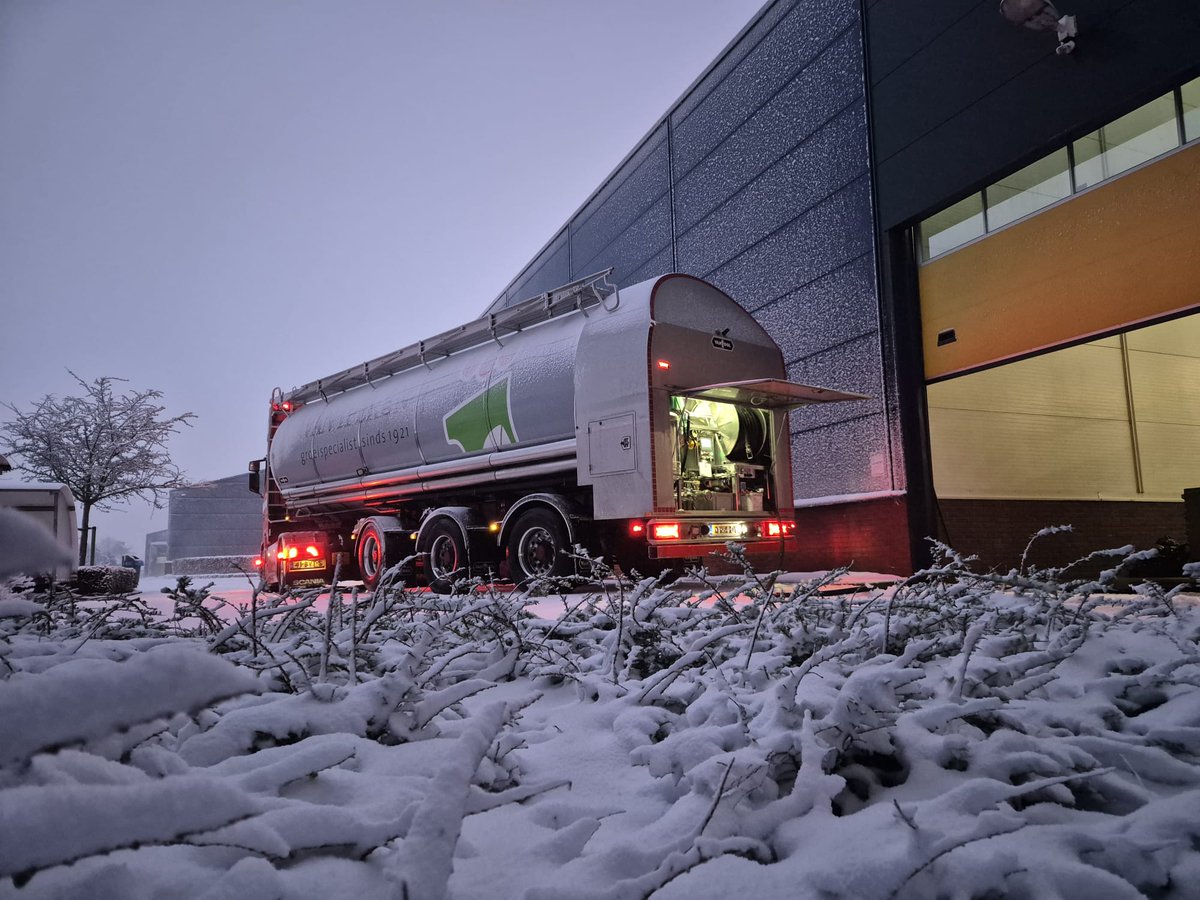 VanIperenBV's tweet image. ❄️Sommige dingen gaan ook tijdens een week met sneeuw gewoon door. Wij zijn dankbaar voor onze chauffeurs die afgelopen week tijdens het winterse weer toch op pad gingen💪

Ze leverden bijv. FreeNox om de WKK’s bij de tuinders draaiende te houden, zo kon de sneeuw van het…