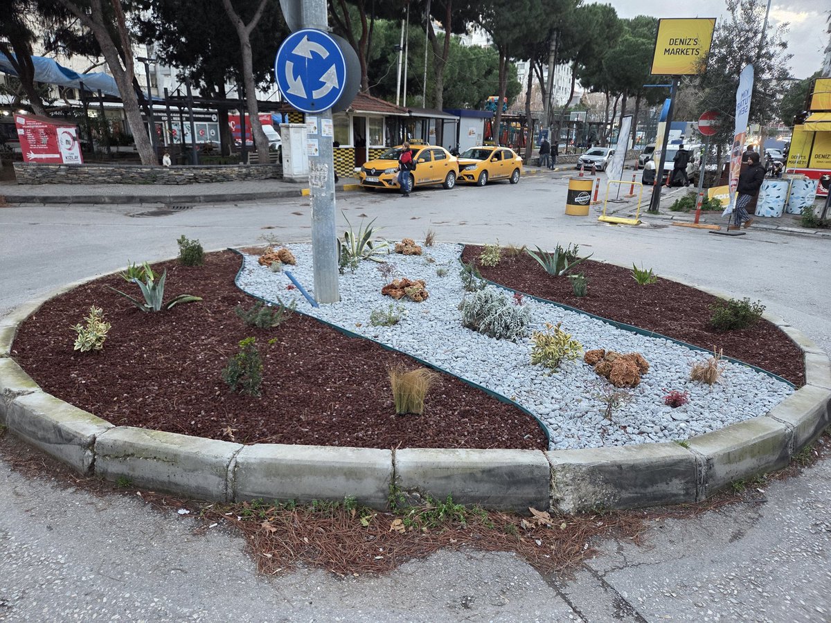 İzmir de kurak günlerin sonucunda belediye tarafından yapılan yeni tip peyzaj düzenlemesi. Bir tek arizona kertenkelesi eksik.
<a href="/izmir/">İzmir</a> <a href="/climatechange/">Climate Change</a> <a href="/peyzaj/">Peyzaj</a>