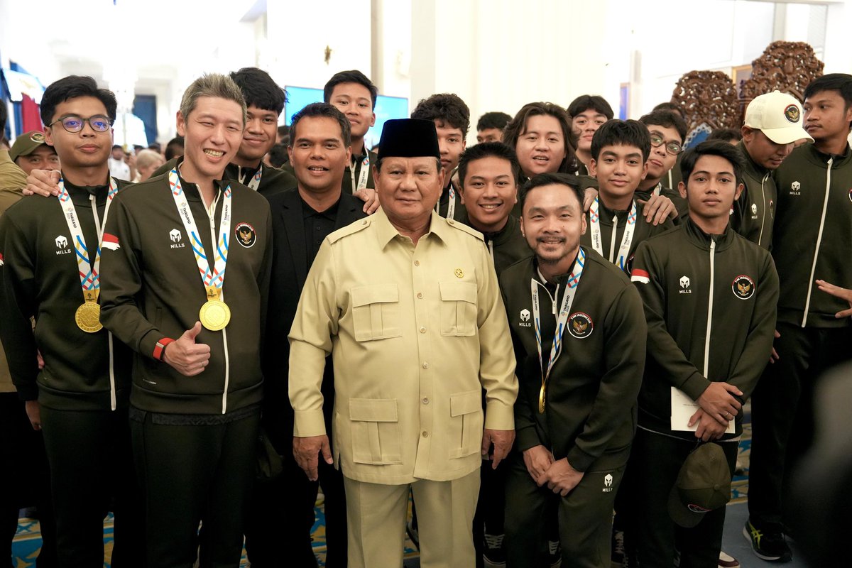 erickthohir's tweet photo. Mendampingi Bapak Presiden Prabowo Subianto dalam memberikan penghargaan kepada para pahlawan olahraga Indonesia yang berprestasi pada SEA Games ke-33 Thailand 2025 di Istana Negara.  

Bapak Presiden menyampaikan penghargaan atas perjuangan luar biasa para atlet yang telah mengharumkan nama bangsa dengan meraih 91 medali emas. Beliau menegaskan bahwa kemajuan olahraga adalah cerminan kekuatan suatu negara dan prestasi yang diraih atlet adalah wajah Indonesia yang kuat dan penuh semangat juang.

Terima kasih atas dukungan dan kepercayaan Bapak Presiden. Apresiasi dari Bapak Presiden ini akan menjadi dorongan semangat untuk para atlet bisa terus membawa Merah Putih berkibar di sejumlah agenda multievent tahun ini seperti ASEAN Para Games di Thailand pada 20-26 Januari 2026, Asian Games di Jepang pada 19 September-4 Oktober 2026, Asian Para Games pada 18-24 Oktober 2026 dan Youth Olympics Games di Senegal pada 31 Oktober-13 November 2026.