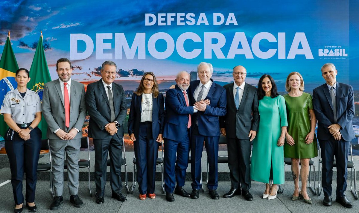 LulaOficial's tweet image. O 8 de janeiro está marcado na História como o dia da vitória da democracia.

Vitória sobre os que tentaram tomar o poder pela força, desprezando a vontade popular expressa nas urnas.

Sobre os que sempre defenderam a ditadura, a tortura e o extermínio de adversários, e…